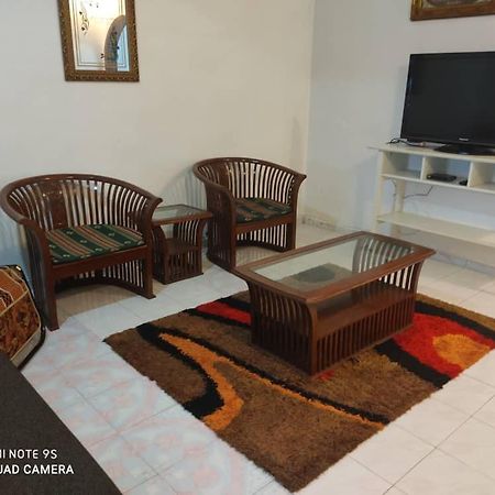 R&R Homestay Simpang Renggam Esterno foto
