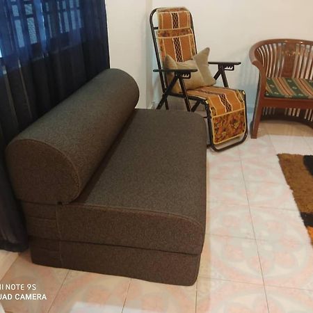 R&R Homestay Simpang Renggam Esterno foto