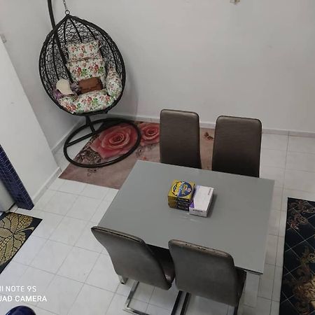 R&R Homestay Simpang Renggam Esterno foto