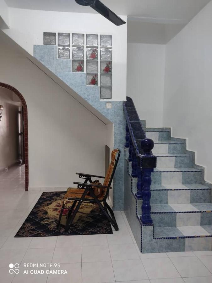 R&R Homestay Simpang Renggam Esterno foto