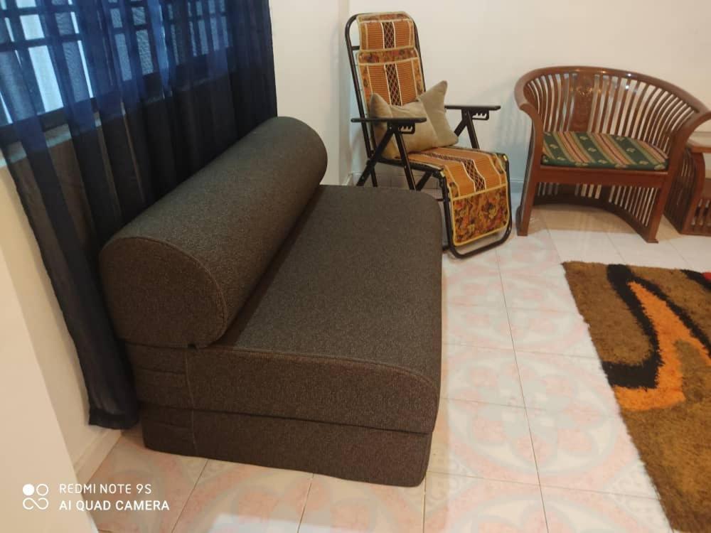 R&R Homestay Simpang Renggam Esterno foto