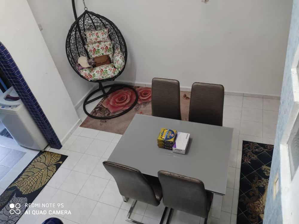 R&R Homestay Simpang Renggam Esterno foto