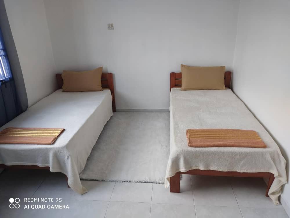 R&R Homestay Simpang Renggam Esterno foto