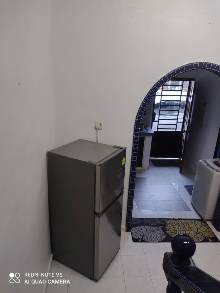R&R Homestay Simpang Renggam Esterno foto
